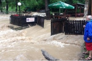 Река Дряновска наводни над 60 сгради, има три пропадания на