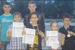 	Малките китаристи, възпитаници на Радослав Талев, спечелиха награди от десетото