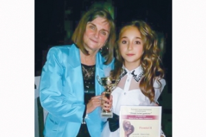<p>Десетгодишната Гала Ботева - солистка на вокална формация „Upstream Voices”