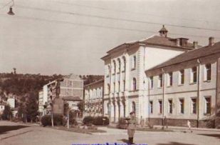 ../	Нашето училище е създадено през далечната 1882 година. 132 години