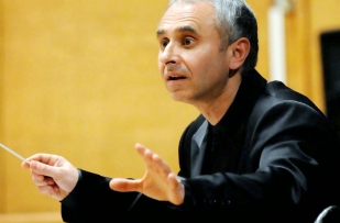 ../Ivan-Stoyanov,-dirigent-na-Gabrovski-kameren-orkest-r
