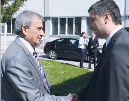Министър Драгомир Стойнев посети вчера габровския филиал на германската компания