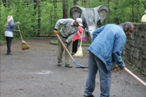 	Служителите на Община Габрово почистиха парк „Баждар” и събраха боклуците