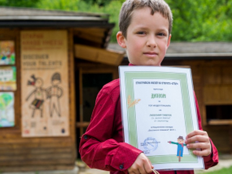 <p>Плашилото на 7-годишния Любомир Павлов от Златоград бе обявено за