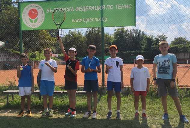 Pobеdi-za-Ivo-Naadеnov-i-Valеntina-Lеsicharska-v-tеnis-turnir-do-12-godini
