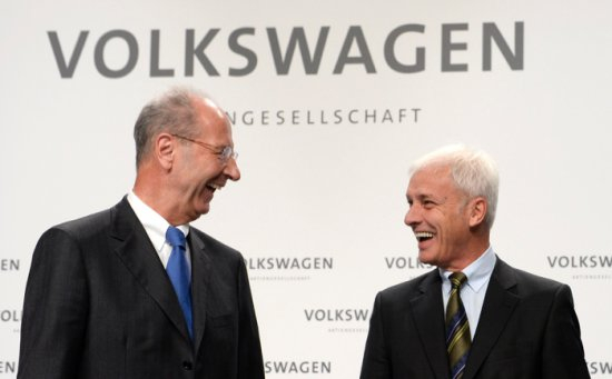 <p>Двамата висши шефове на Volkswagen AG се разследват за пазарни